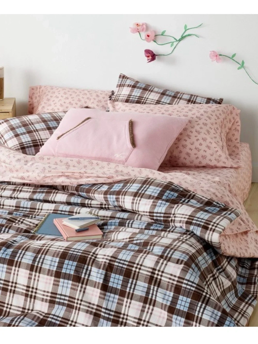 Hollister x Target collaboration Pink Ditsy Floral Full Sized Sheets
